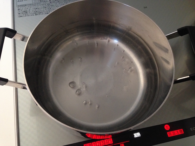 鍋に沸騰したお湯
