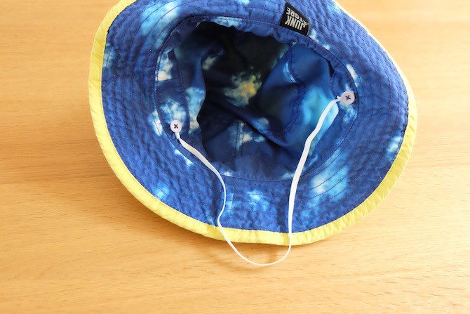 ゴム紐をつけた子どもの帽子