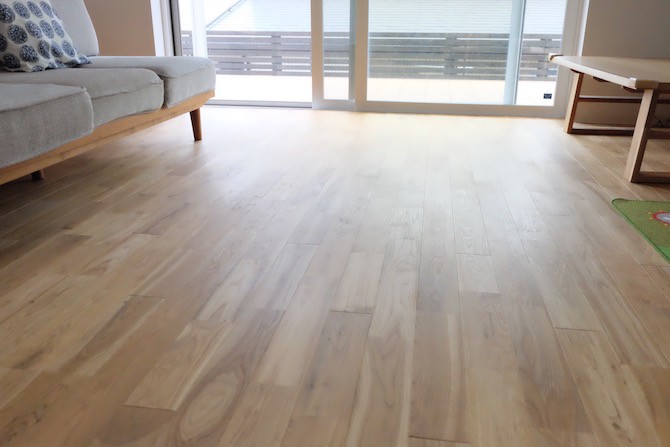 無垢床の水拭き後