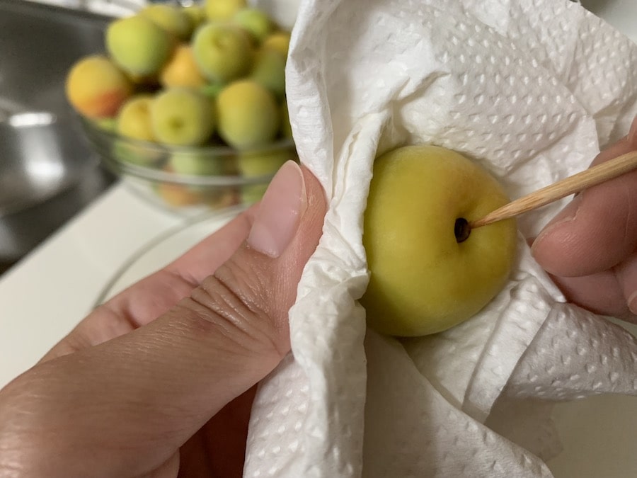 完熟梅のヘタを取り除く