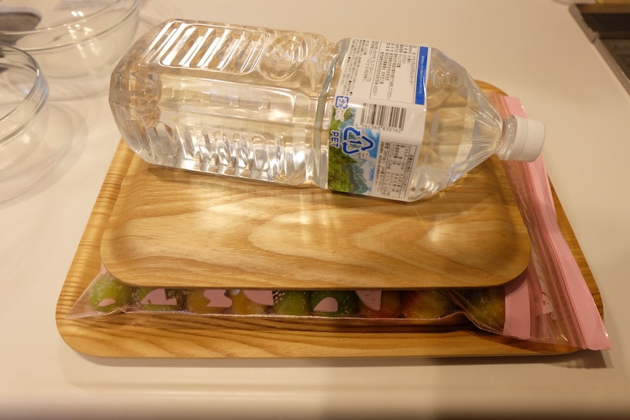 梅干しの重石にペットボトル