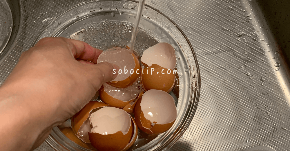 卵のからを洗う