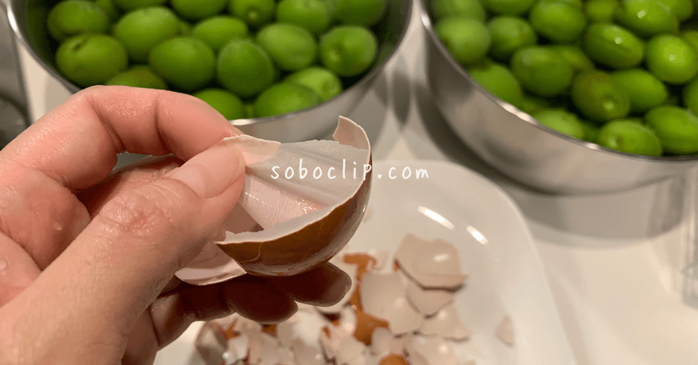 卵の薄皮を剥がす